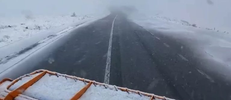 Ninge pe Transalpina/Apel al drumarilor către şoferi: Nu vă deplasaţi în zonele montane dacă nu aveţi autovehiculele echipate – VIDEO