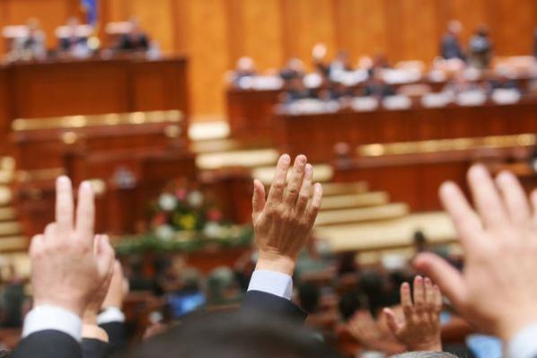 Partidele Politice Fantomă strivesc România între măsele