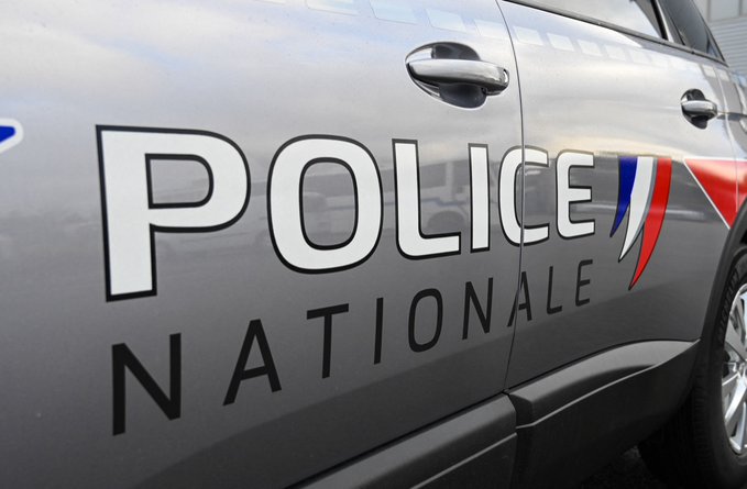 Incident grav! Doi polițiști, împuşcaţi într-o secție de poliție din Paris – VIDEO
