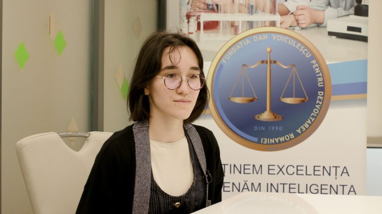 Iris Ionescu, tânăra de 17 ani care caută remediu împotriva tuberculozei, înscrisă în campania „100 de tineri pentru dezvoltarea României”