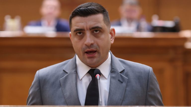 AUR îl acuză pe președintele PNL, Nicolae Ciucă, de faptul că prejudiciază campania electorală prin panourile uriașe amplasate în țară.