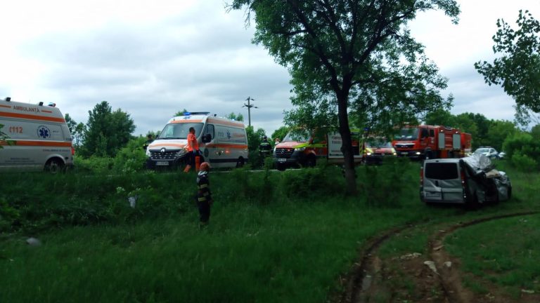 Accident grav. Cinci răniți, după ce un microbuz s-a izbit de un copac, în Gorj