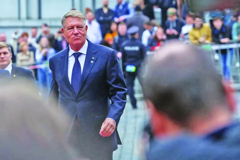 Alertă, păziți vistieria: Iohannis a plecat în America!