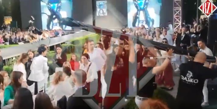 Incident în timpul show-ului de modă de la Iași! Cameră de filmat mobilă, căzută peste spectatori