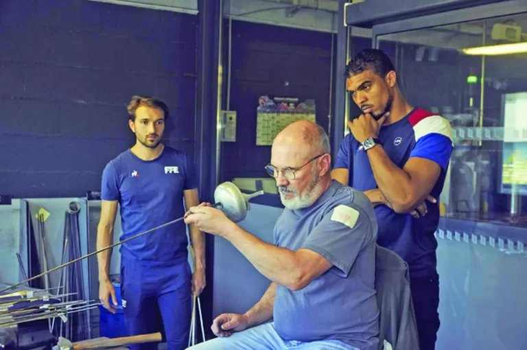 JO 2024: lamele de scrimă ale campionilor sunt făurite manual. Meseria “atipică”