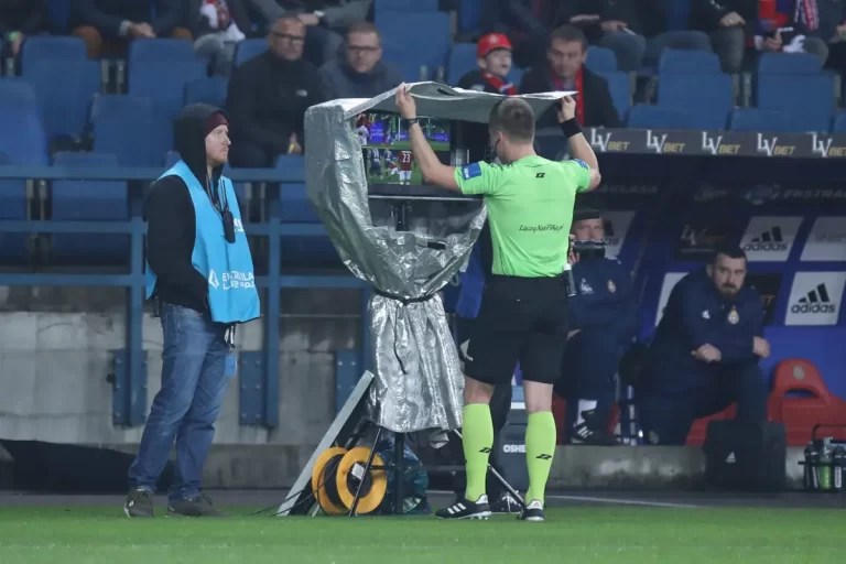 Englezii s-au săturat de VAR și votează pentru eliminarea lui din fotbal!