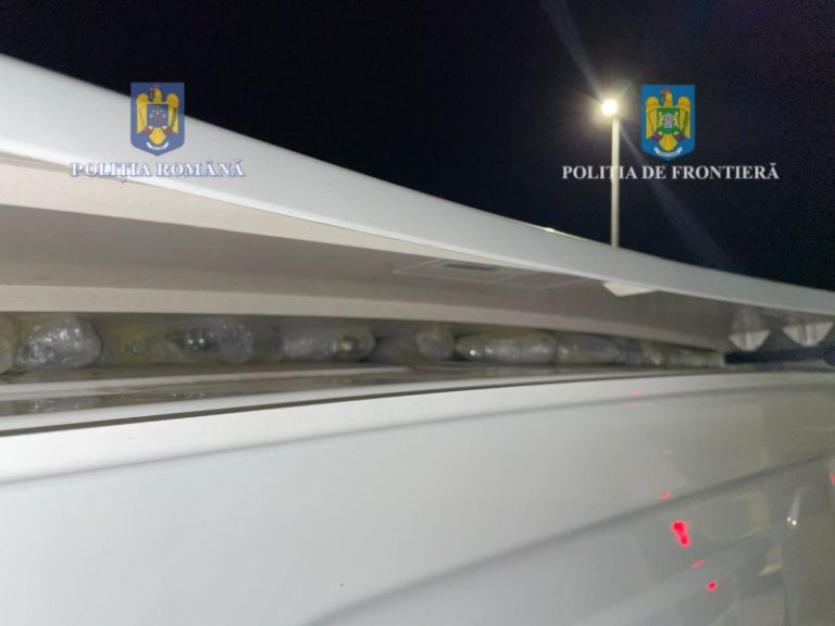Captură de proporții. 17 pistoale ascunse într-un camion, descoperite la Vama Calafat – FOTO