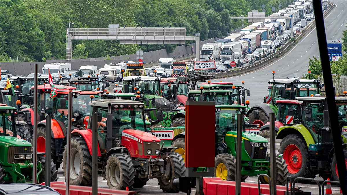 Fermierii spanioli și francezi au blocat granița înaintea alegerilor europene