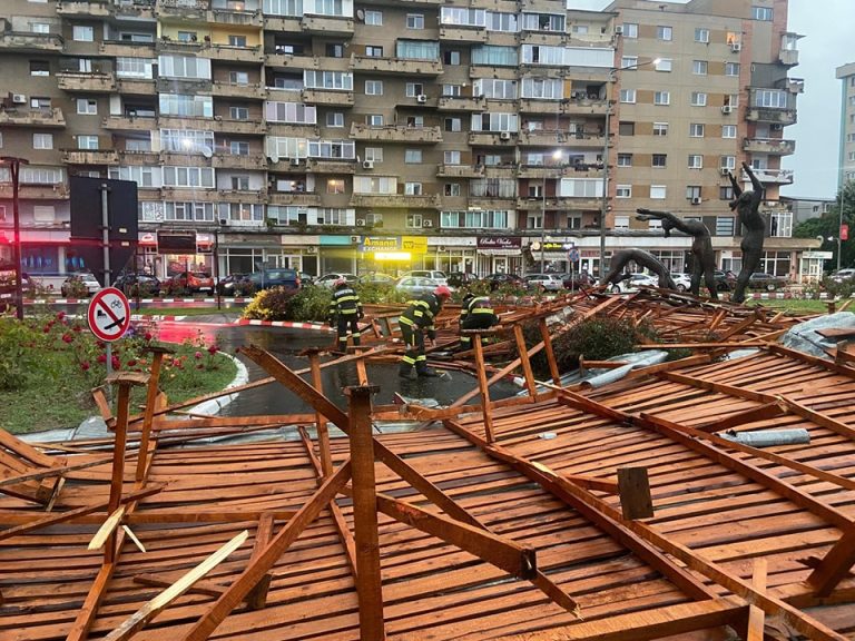 Vremea rea a făcut ravagii în mai multe zone din țară. Copaci căzuți, acoperișuri luate de vânt, mașini avariate – FOTO