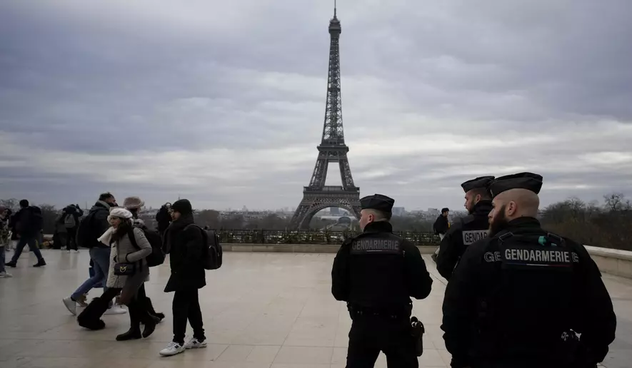 Cinci sicrie găsite lângă Turnul Eiffel. Trei persoane au fost reținute