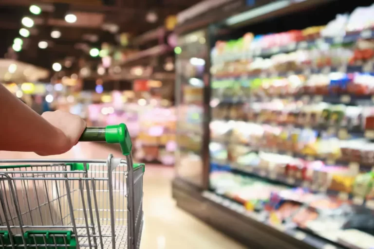 Reducerile nu atrag consumatori europeni. Se prelungește criza costului vieții