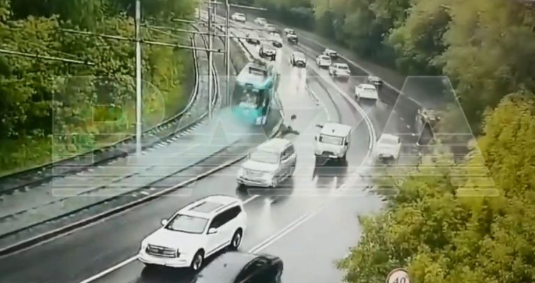 Imagini șocante în Rusia. Pasageri ai unui tramvai scăpat de sub control, aruncați în fața mașinilor, într-o curbă/Un om a murit, zeci de răniți – VIDEO