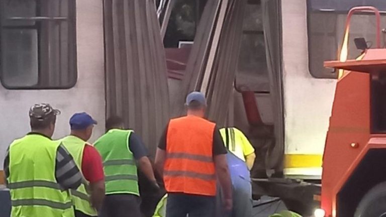 Tramvai aproape rupt de la jumătate, după ce a deraiat în Capitală, la scurt timp după ce a ieșit din depou