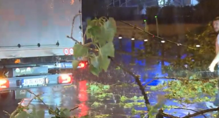 A fost rupere de nori în Bucureşti! Uraganul a adus grindină de mari dimensiuni şi străzi inundate! (VIDEO)