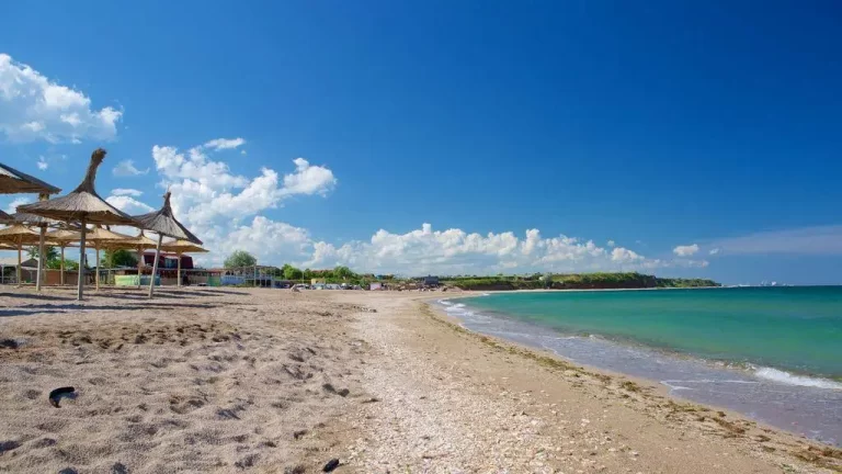 Cât a ajuns să coste închirierea unui șezlong în Vama Veche, în iunie. Prețurile se compară cu cele din Mamaia