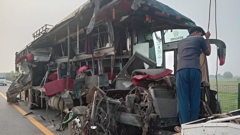 Impact devastator între un autobuz și un camion, în India: 18 oameni au murit – VIDEO