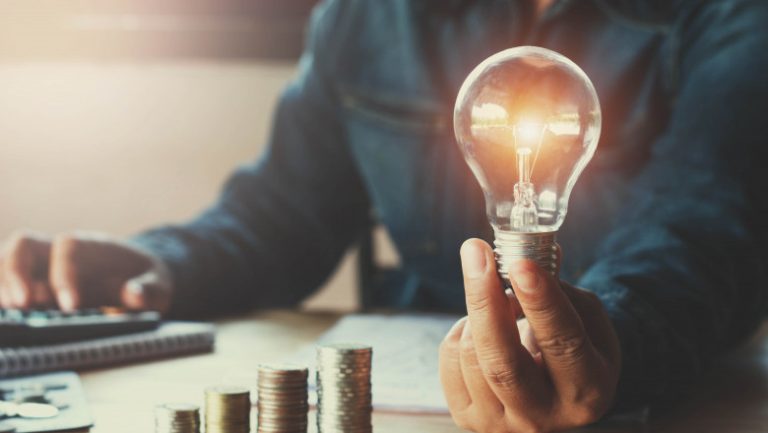 Guvernul Ciolacu alocă 1,5 miliarde de euro pentru ca românii să își poată reduce factura la curent