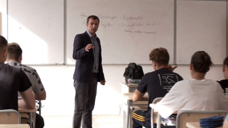 Profesorul Adrian Simion: un model de excelență în educație și finalist al campaniei naționale „Liga Profesorilor Excepționali”