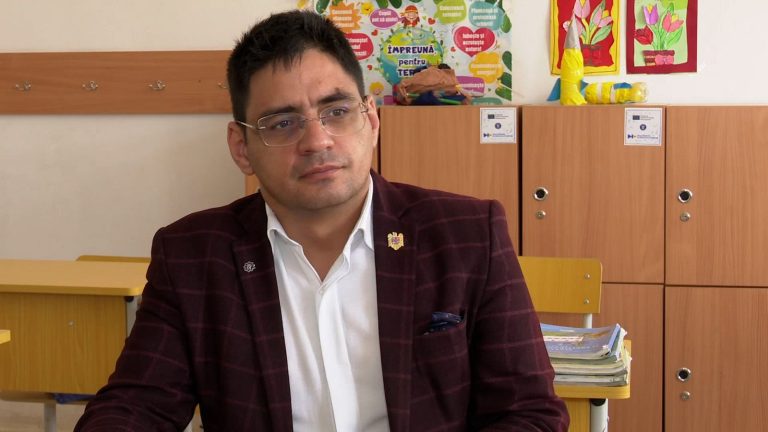 De la copil de orfelinat, la conducerea școlii: povestea profesorului Ionel Petrea, finalist al campaniei naționale „Liga Profesorilor Excepționali”