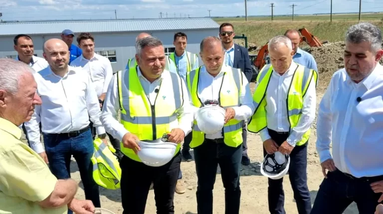 Ce fac liderii țării în vremuri de secetă: Marcel Ciolacu la câmp, alături de fermierii afectați, Iohannis – la chermeză olimpică de la Paris