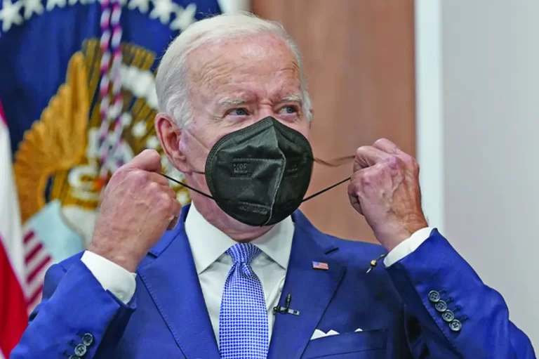 Covid, picătura care umple paharul? Biden s-a îmbolnăvit în cel mai rău moment posibil