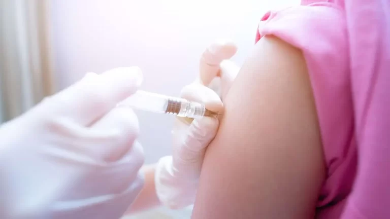 Vaccinul HPV, impus cu forța. 90% dintre băieții și fetele din UE trebuie injectați
