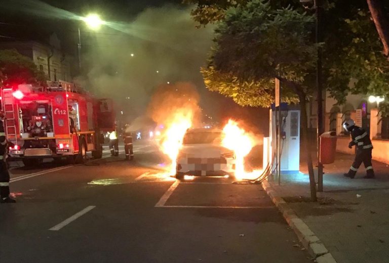 VIDEO. O mașină electrică pusă la încărcat pe o stradă din Satu Mare a luat foc brusc. Cum au intervenit pompierii