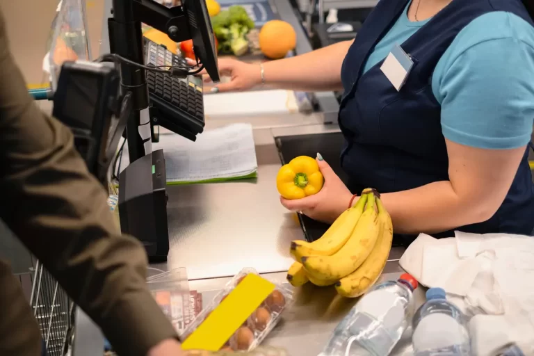 Plafonarea adaosului comercial, prelungită: soluțiile de compromis propuse de Nicușor Dan în coaliția de guvernare
