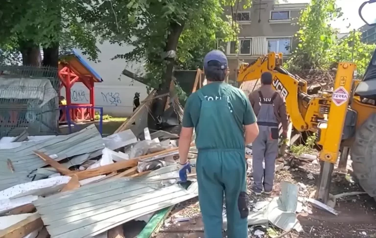 Spațiu comercial demolat pentru amenajarea de spații verzi, în sectorul 4