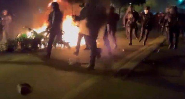 Violenţe pe străzile Parisului după victoria stângii la alegerile legislative. Oamenii s-au bătut cu forţele de ordine (VIDEO)