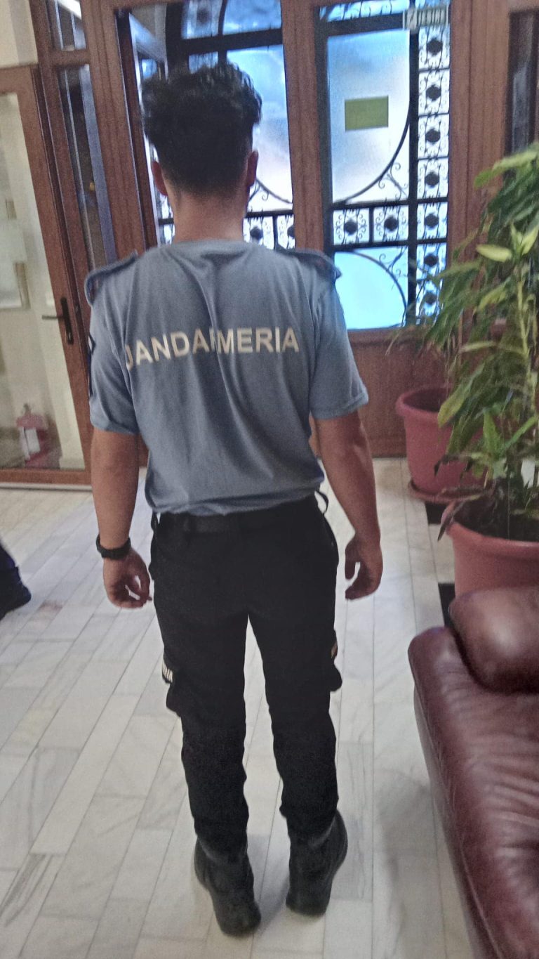 Un bărbat care purta haine de jandarm și avea o armă, depistat la un eveniment dedicat gimnastei Ana Maria Bărbosu, la Focșani