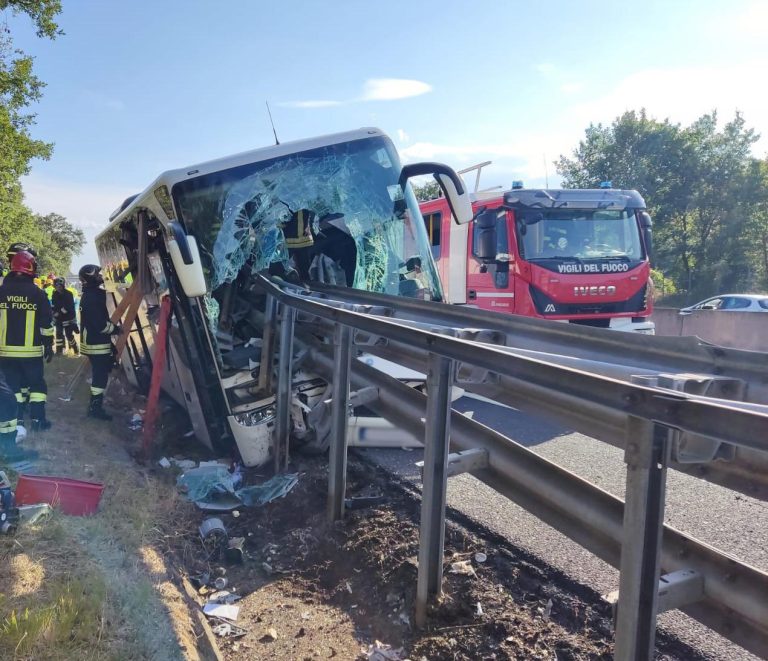 Accident grav, cu un autocar, pe o autostradă din Italia: Un mort şi 15 răniţi – VIDEO