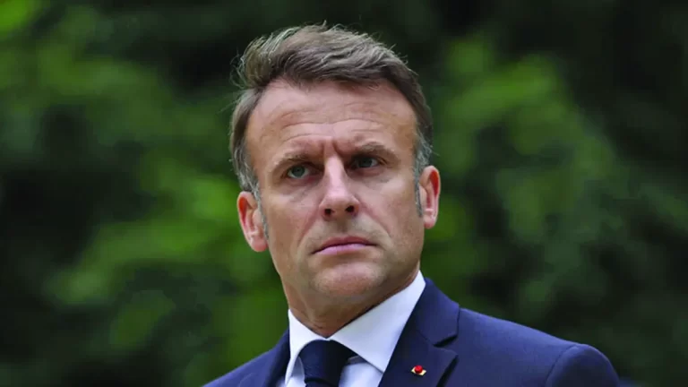O vrăjitoare din Zagadar l-ar fi învăţat unele trucuri politice pe Macron