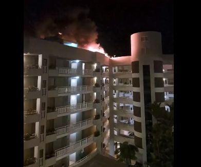 VIDEO. Un elicopter s-a prăbuşit pe acoperişul unui hotel, în Australia. Pilotul a murit