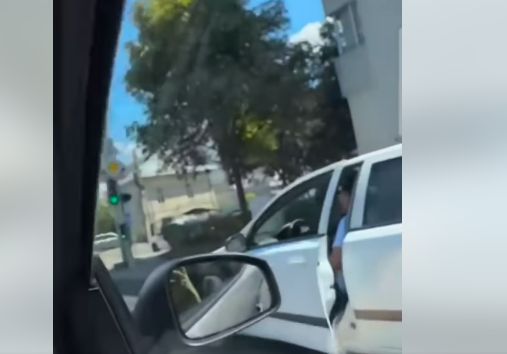 Spaimă pentru o tânără șoferiță, în Pitești! I-a fost spart parbrizul, cu pumnul! Ce a urmat, după ce a fost sesizată poliția – VIDEO