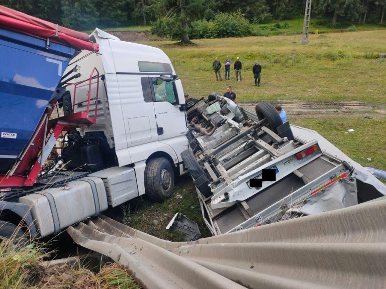 VIDEO. Accident grav pe DN 17, cu două camioane şi o autoutilitară. Un om a murit
