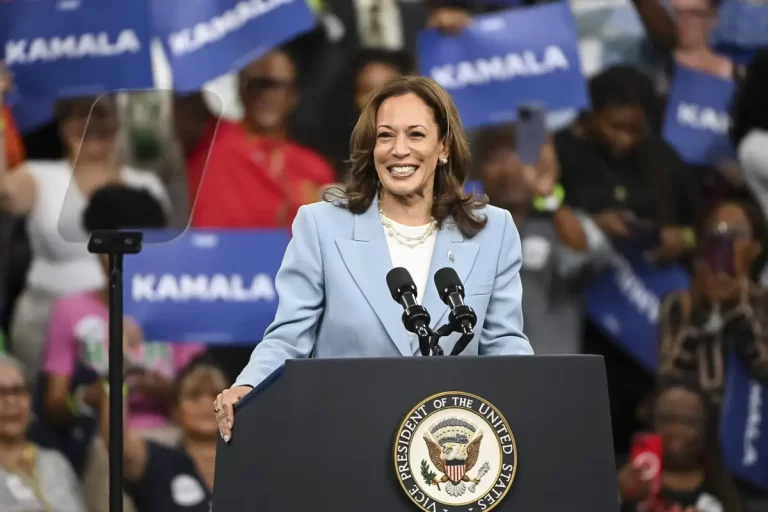 Kamala Harris pariază pe două gloabe: mașinile electrice și agenda verde