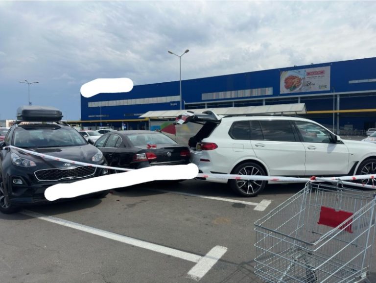 Incident grav în parcarea unui magazin din Capitală. O mamă, rănită după ce a fost lovită de propria mașină!