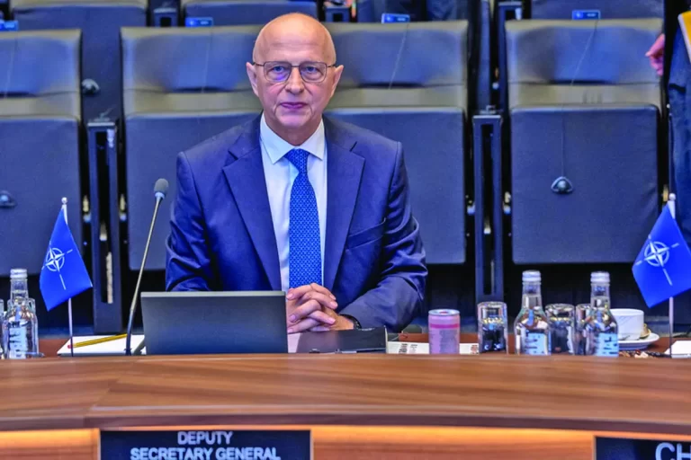 Cârdășiile politicienilor omoară poporanul cu mare pompă și tristețuri