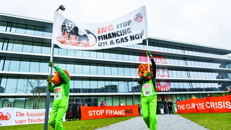 Băncile cedează politicilor ecologice. Industria petrolului și gazelor trage ponoasele