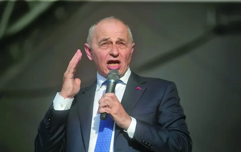 Pregătiți popcornul, urmează comedia „Prostănacul se întoarce”!