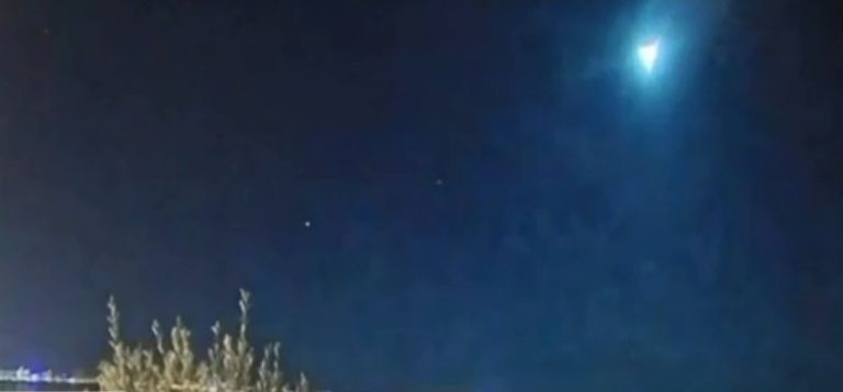 Apariție misterioasă pe cerul României, pe timp de noapte. Ce era „dâra” luminoasă surprinsă în imagini: „S-a mișcat foarte repede” – VIDEO