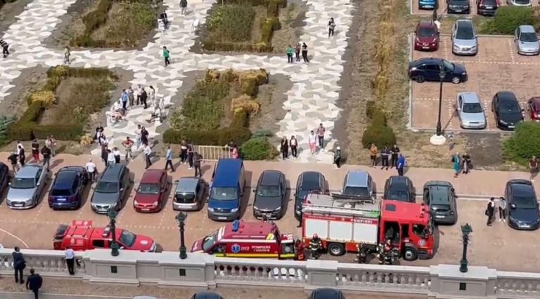 UPDATE Incident la Parlament! Un bărbat ar fi aruncat cu benzină, provocând un incendiu/Suspectul, căutat. Primele imagini de la fața locului – VIDEO