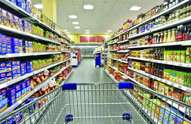 Dezvăluiri bombă despre practicile abuzive ale hipermarketurilor. Consumatorii, împiedicați să cumpere produse românești