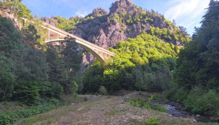 Cumplit! Un bărbat s-a aruncat de pe viaductul Vidraru