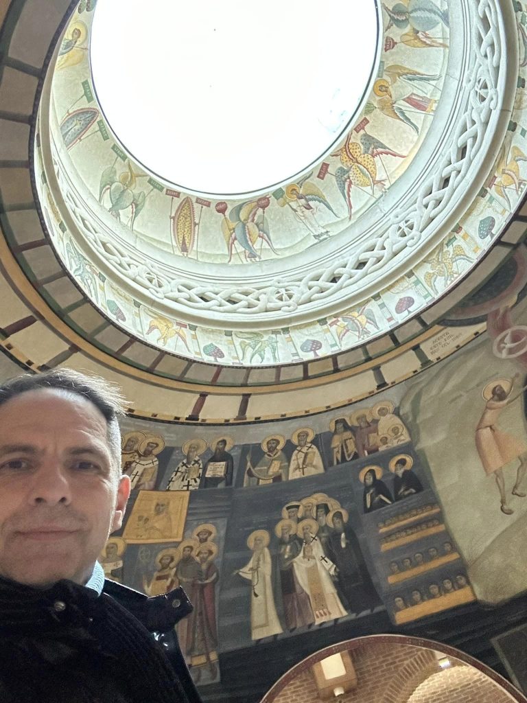 Ce mesaj a ales să transmită Dan Negru, în zi de mare sărbătoare: „Dacă meditezi făcând yoga ești cool, dacă o faci rugându-te la biserică ești înapoiat”