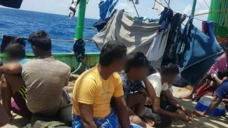 Zeci de migranți tamili ar putea fi mutați temporar în România de pe o insulă din Oceanul Indian