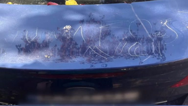 Șoferii s-au luat cu mâinile de cap! Mai multe mașini, vandalizate într-o parcare din Capitală/Mesajul bizar scrijelit pe autoturisme