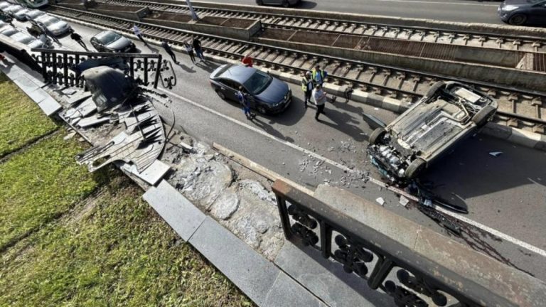VIDEO. Accident grav în București. O mașină a „zburat” de pe șosea și a căzut în Pasajul Lujerului, pe linia tramvaiului 41