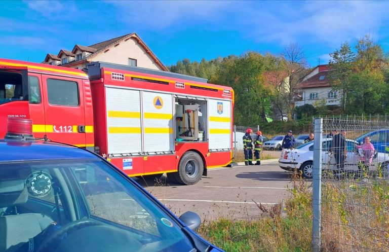 Fetiță de 4 luni, rămasă blocată într-o mașină. Părinții nu i-au lăsat pe pompieri să forțeze ușa/Tatăl s-a dus după cheia de rezervă